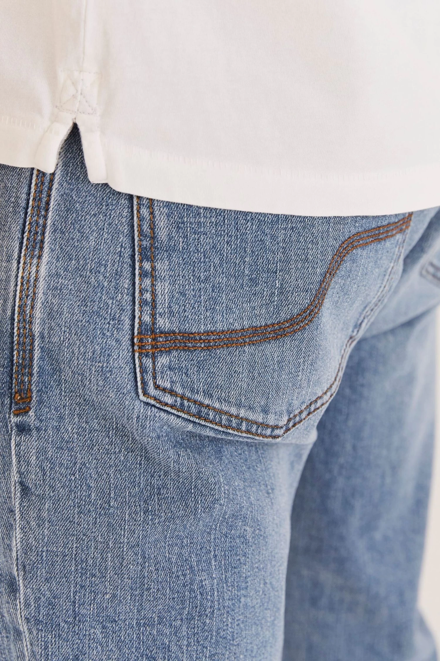 FatFace Straight Light Wash Jeans 5 FatFace Straight Light Wash Jeans - Image 3